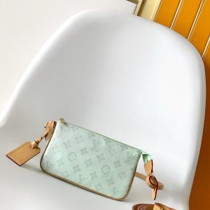 p500•Monogram Origine Lin pattern•Coated canvas•Cowhide leather trim•Fabric lining•Metal hardware•Zipper closure•Removable address tag•Shoulder strap: Removable, non-adjustable•Strap length: 25.0 cm